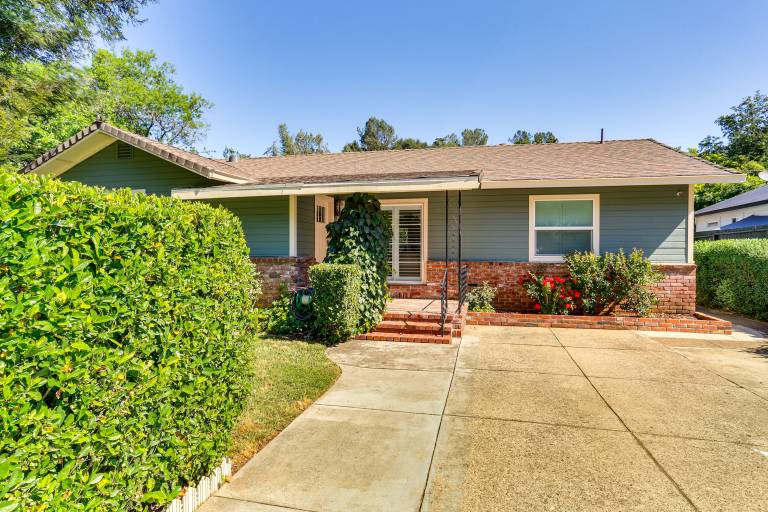 Walk to Park & Aquatic Center: Airy Redding Home! — photo 3