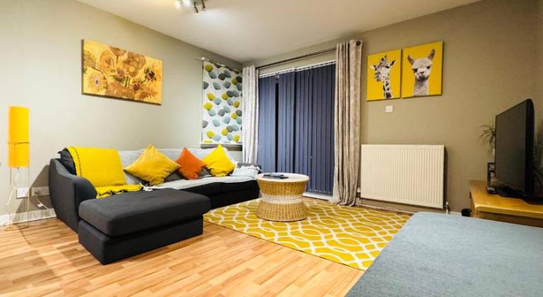 Sunny Spacious Retreat Near Royal Mile with Free Parking and Lift in Stockbridge