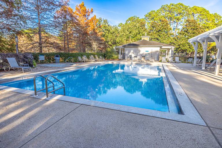 Children-friendly vacation home with heated pool, jacuzzi & yard | Lake view | Pet-friendly in Miramar, FL