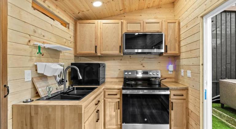 Garden Suite Two Bedroom with Hot Tub Sauna Outdoor kitchen and Game Room — photo 5