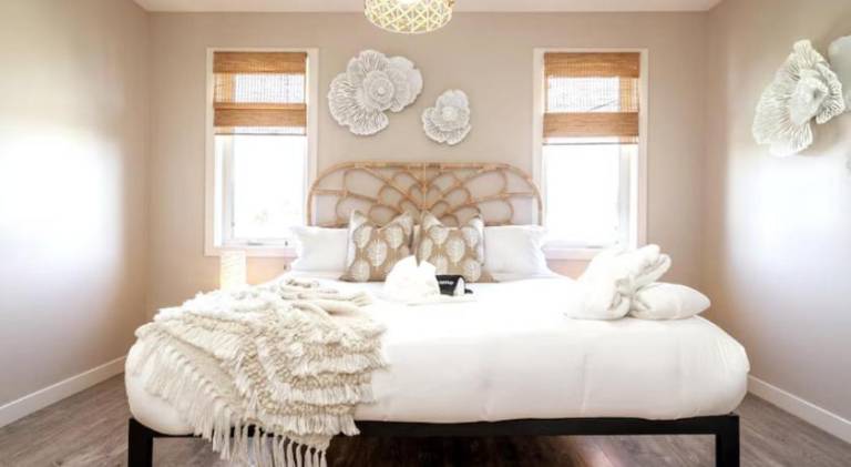 BoHo House-Sleeps 17-Garage-3 Kitchens-Fireplace — photo 2