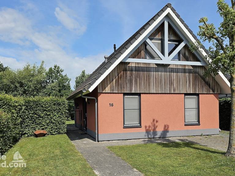 Modern ingerichte Vakantievilla Balk met terras