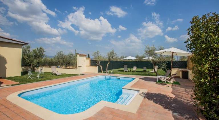 Vacation home with yard, private pool & terrace in Cortona