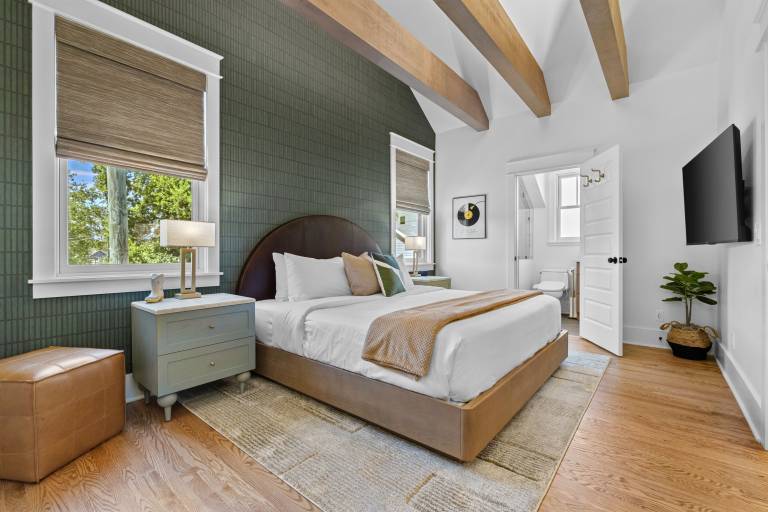 Boutique Luxury King Suite with Spa Bath & Balcony in Walkable East Nashville — photo 2