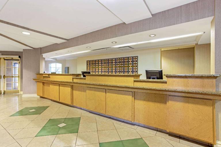 La Quinta Inn & Suites by Wyndham Orlando I Drive/Conv Ctr — photo 5