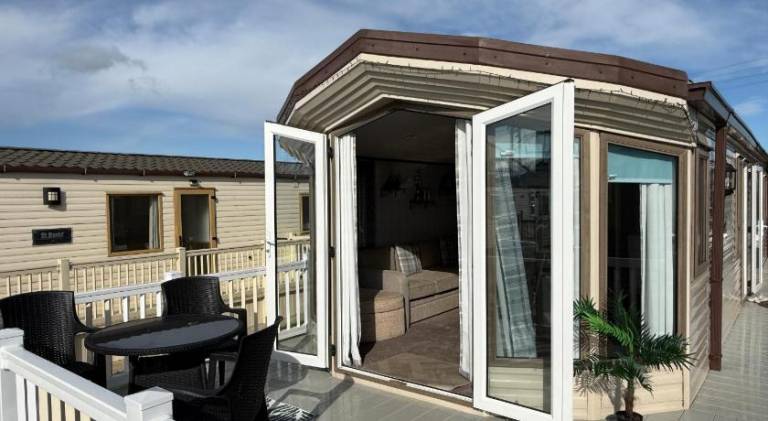 Sunnymede i2 - Hot tub caravan with ramped decking, pet friendly - Meadow Lakes Caravan & Lodge Hire — photo 4