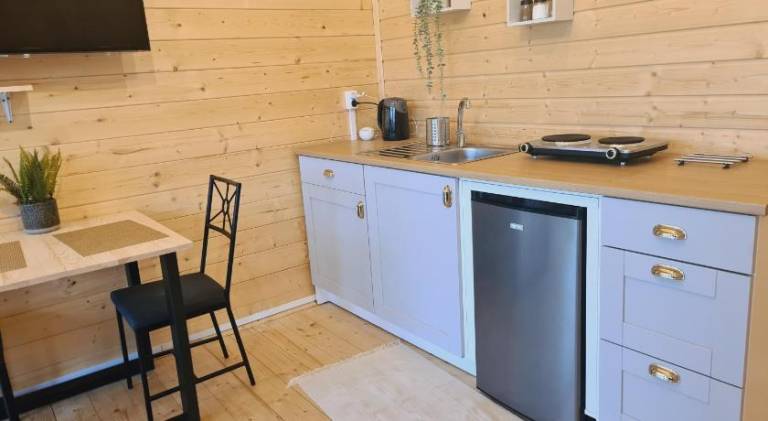 Lodge with patio, barbeque & hot tub | Pets allowed — photo 2