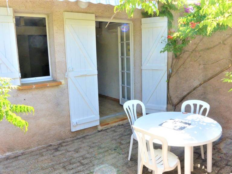 Beachfront Mini-Villa with Garden Terrace, A/C, and Sport Activities Nearby — photo 2