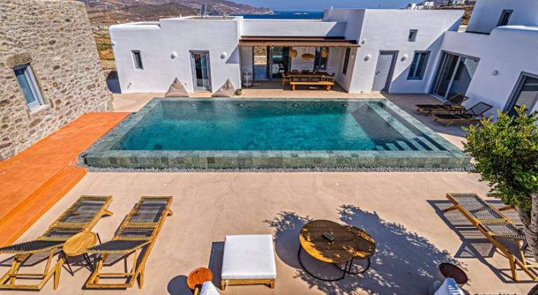 Villa with garden, private pool & patio in Mykonos