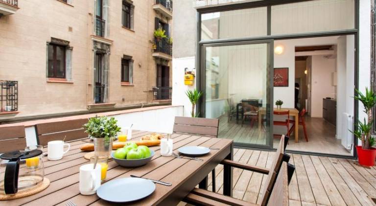 Holiday apartment with terrace | Close to Casa Milà | Perfect for remote work | Dogs allowed in Barcelona