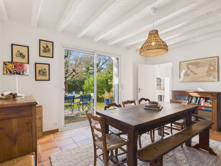Vacation home with barbecue, patio & yard — photo 3