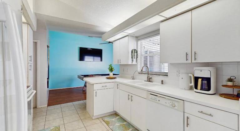 House with pool — photo 4