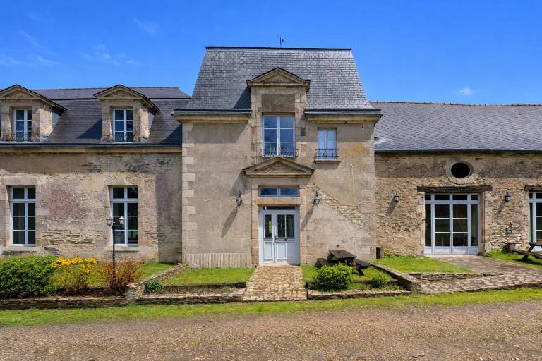 House with barbecue, terrace & garden | Garden view in Pontivy