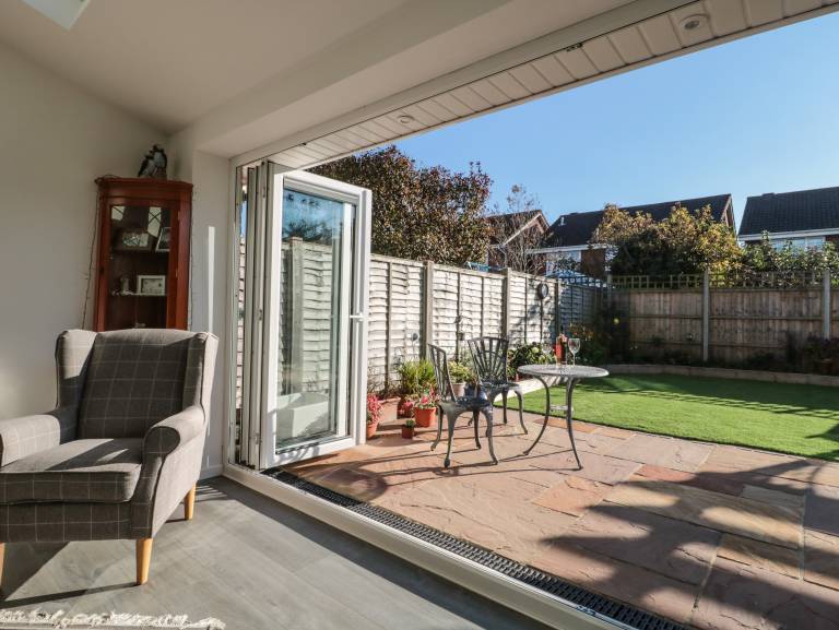 Cottage with yard | Beach view — photo 4