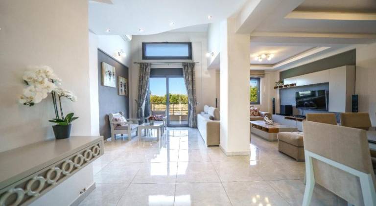 Ample holiday apartment with barbecue, private pool & yard | Suitable for remote work | Dogs allowed — photo 3