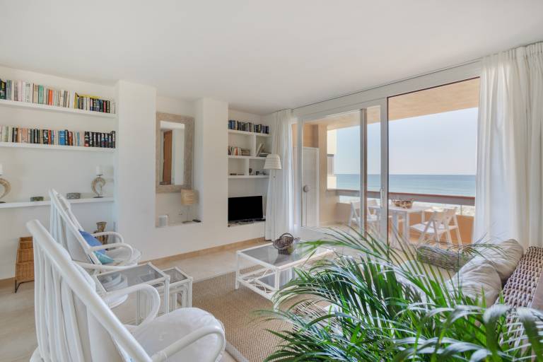 Seafront Apartment with Stunning Views — photo 4