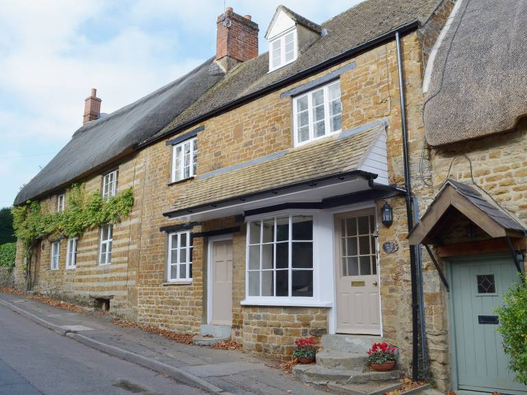 Child-friendly lovely cottage with yard & barbecue | Pets are welcome in Hook