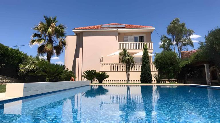 Holiday apartment with sea views and air conditioning and pool in Supetar