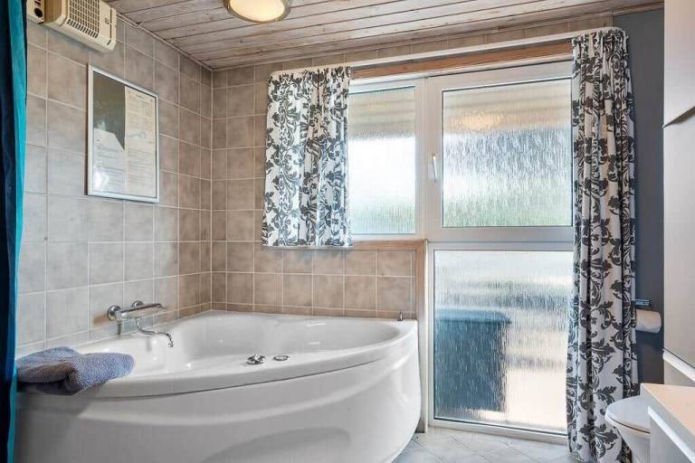 Children-friendly pleasant house with barbeque, terrace & hot tub | Pet-friendly — photo 4