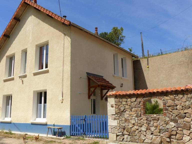 Gite with yard & patio in Moulins