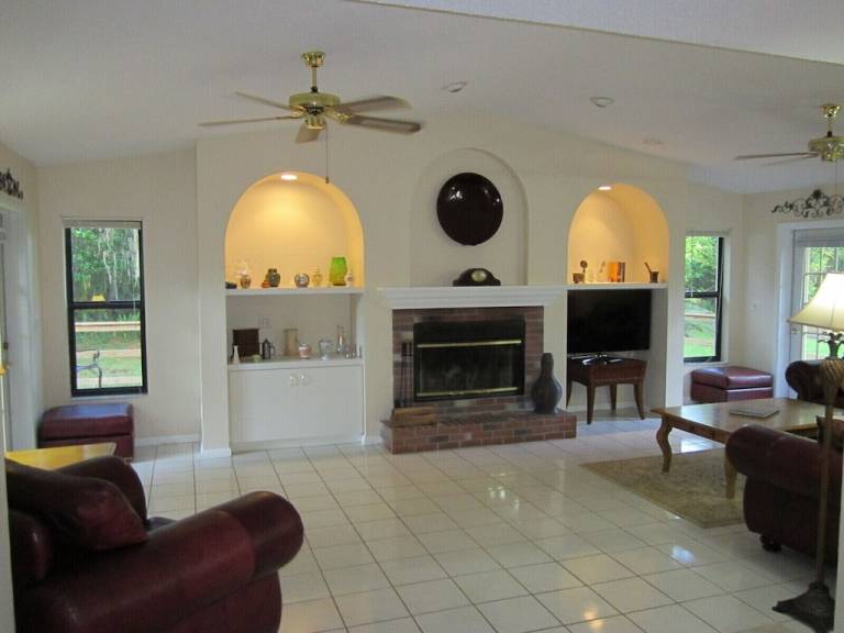 House  Paradise Lakes