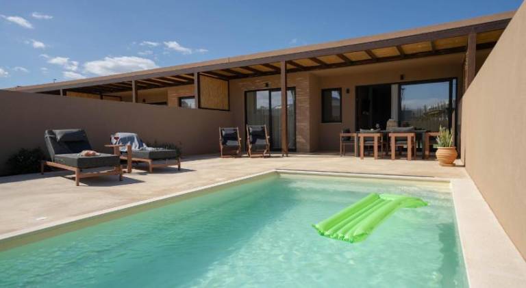 Vacation home with yard & private pool — photo 5