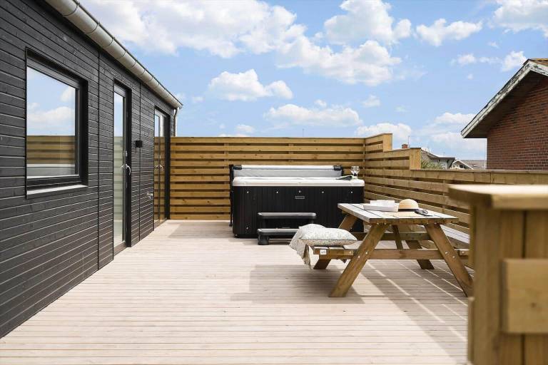 Vacation home with jacuzzi, barbeque & patio — photo 3