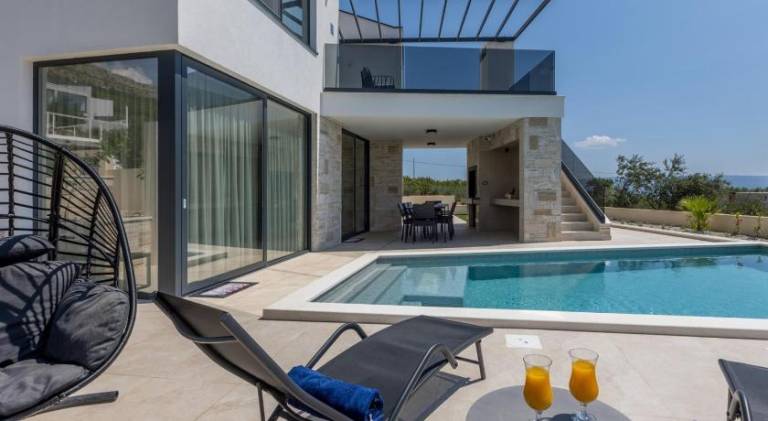 Luxury Villa RoMa 1, with heated saltwater pool, parking, high speed Internet, BBQ, in Podstrana
