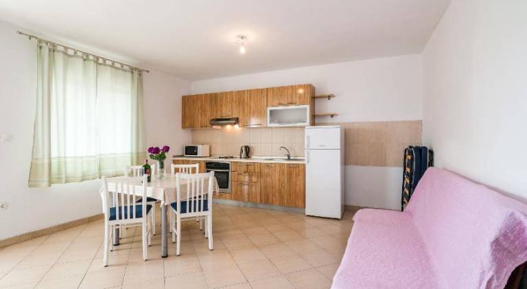 Apartman Iva-family holiday 250 m from pebble beach — photo 3