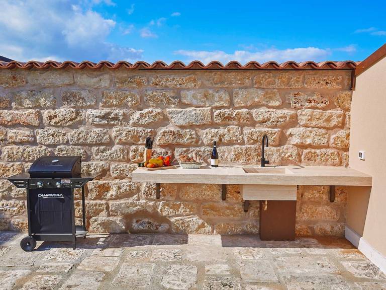 Vacation home with yard, BBQ & private pool — photo 5