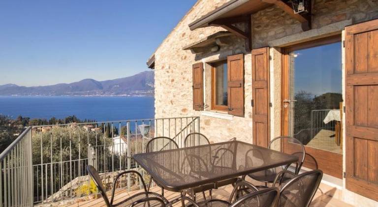 Villa with 3 rooms for 6 persons in Torri del Benaco