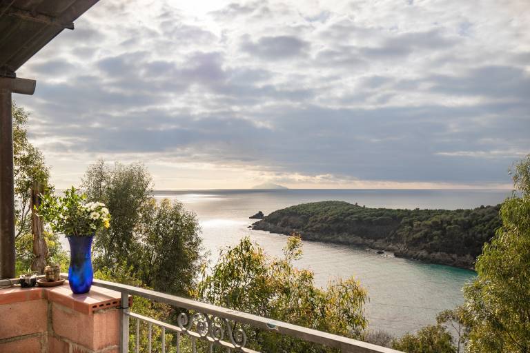 Cottage with Wi-Fi, Sea View Terrace, Pets Welcome — photo 3