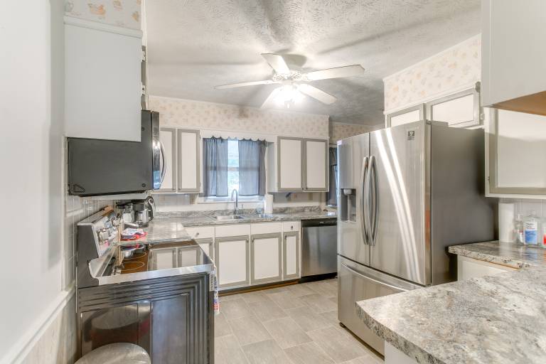 Cozy Waycross House w/ Yard & Screened Patio! — photo 2