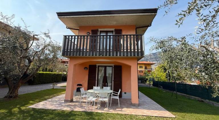 Fully equipped beautiful vacation home with garden & terrace | Beach nearby | Suitable for remote work | Pets allowed in Nago-Torbole