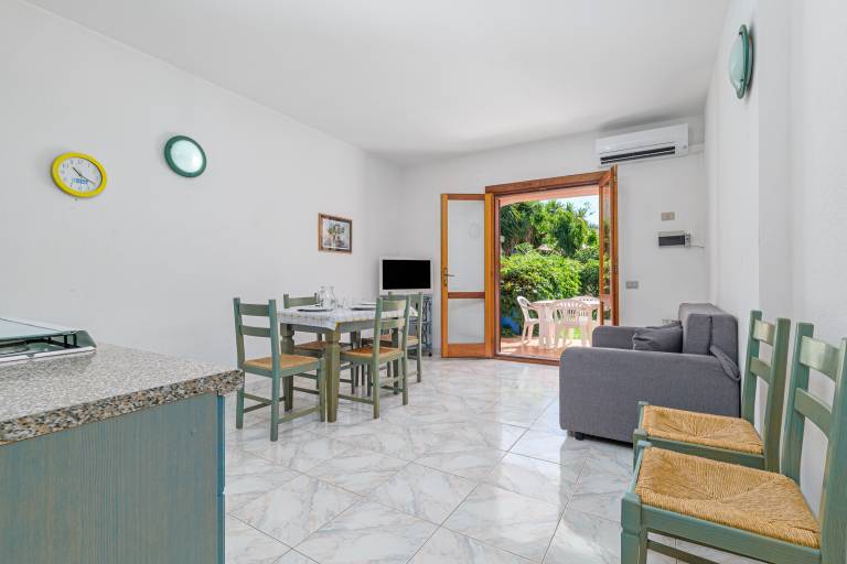 Apartment with yard & terrace — photo 4