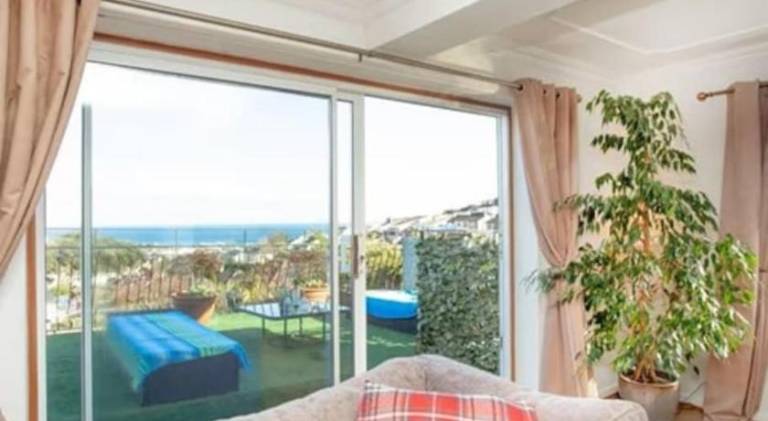 3 Bedroom Bungalow with great Sea Views, Private Hot Tub & Gardens — photo 3
