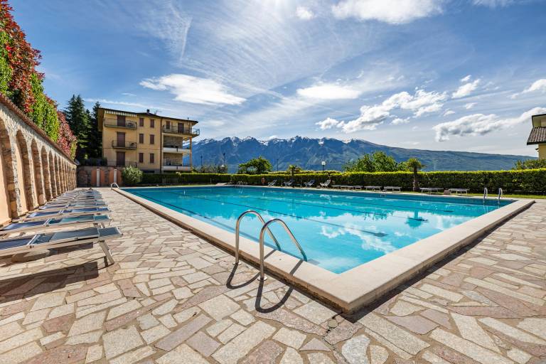 Apartment 'Appartamento Alexander' with Lake View, Shared Pool and Wi-Fi in Tignale
