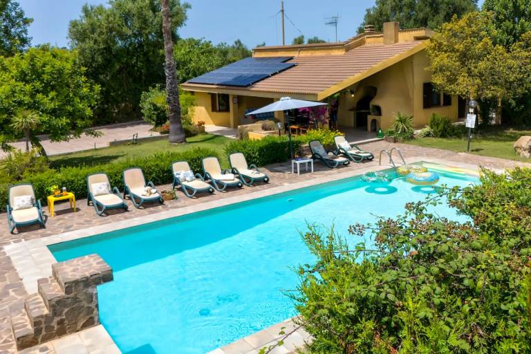 Children-friendly charming villa with private pool, patio & barbecue | Garden view | Dogs allowed — photo 4