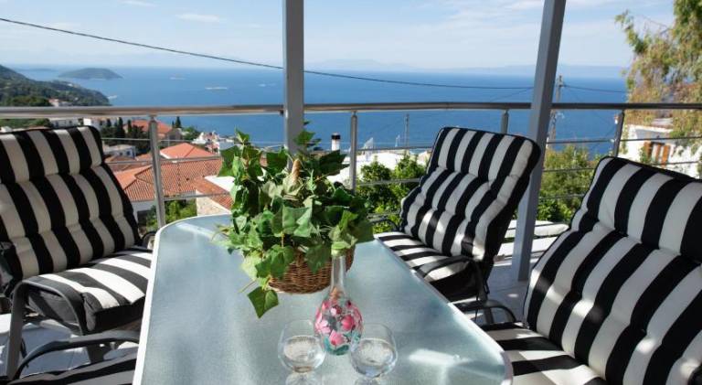 Apartment with garden & patio in Skopelos