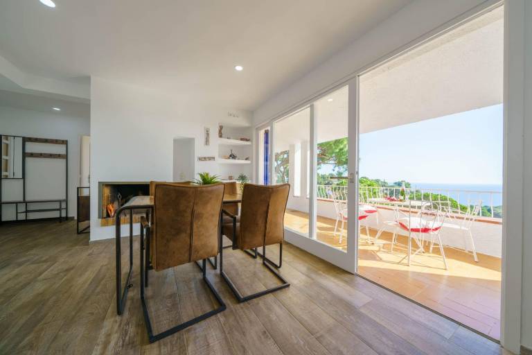 Vacation home with barbeque, yard & terrace — photo 4