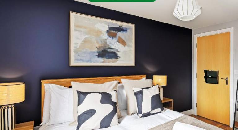 Elegant 2 Bedroom Apartment with Balcony - Near the High Street - Free Parking, Fast Wifi and Sky TV in Milton Keynes