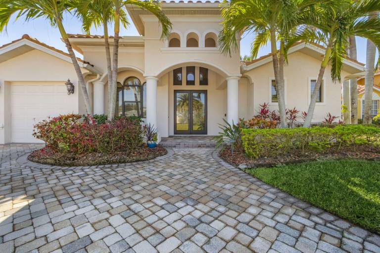 Vacation home with private pool & jacuzzi | Water view — photo 2