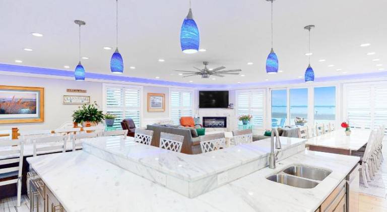 Vacation home with pool & jacuzzi | Beach nearby | Pets allowed — photo 3