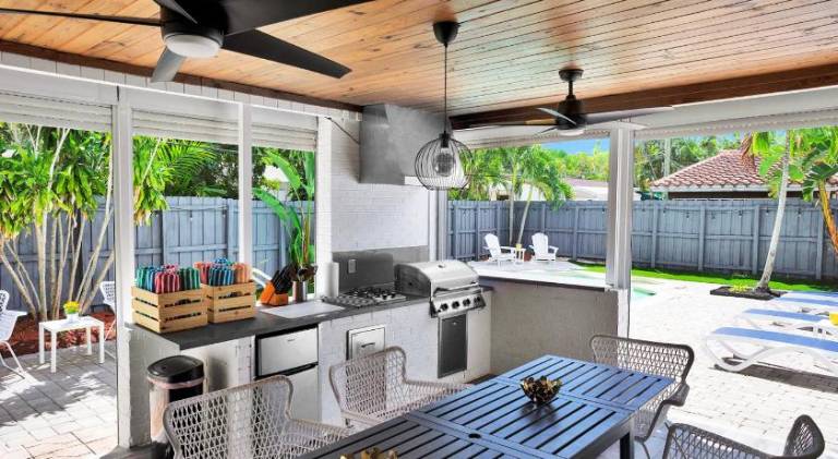 Vacation home with pool in Melrose