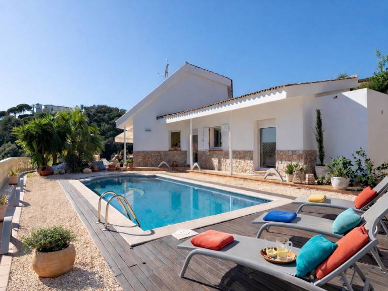Villa with private pool, yard & BBQ — photo 2