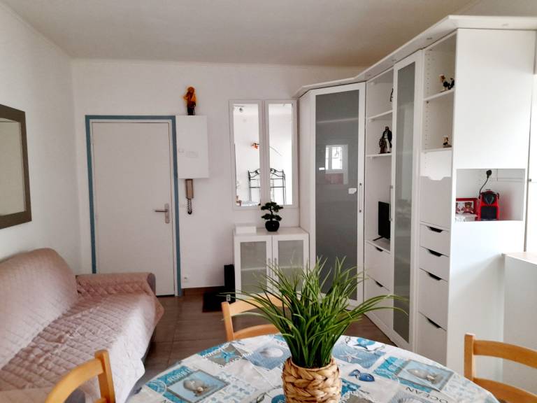 Apartment with yard — photo 3