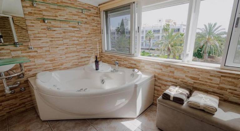Rental apartment with private pool, hot tub & garden — photo 2