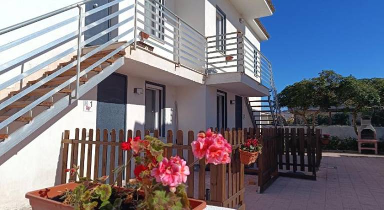 Serviced apartment with yard, patio & barbecue — photo 3