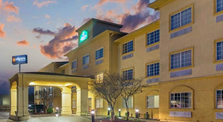 La Quinta Inn & Suites by Wyndham Fort Smith — photo 2