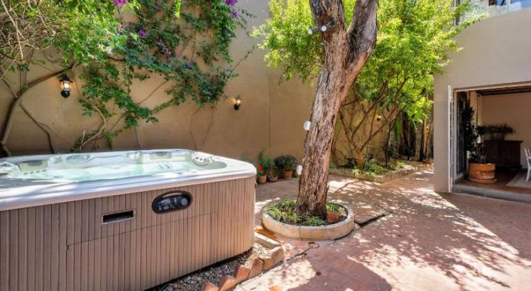Villa with jacuzzi — photo 3